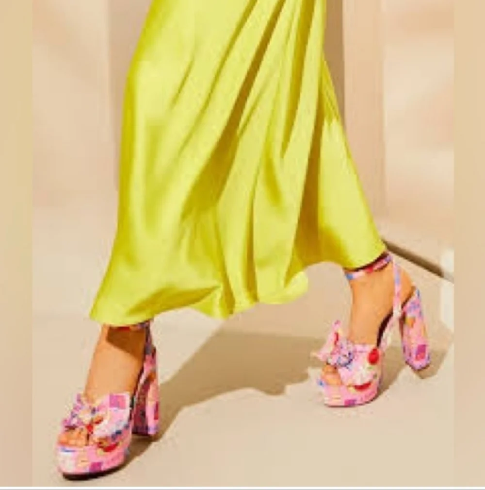 NEW Gianni Bini Printed Linen Mismatched Buckle Platform Dress Sandals Size 5.5